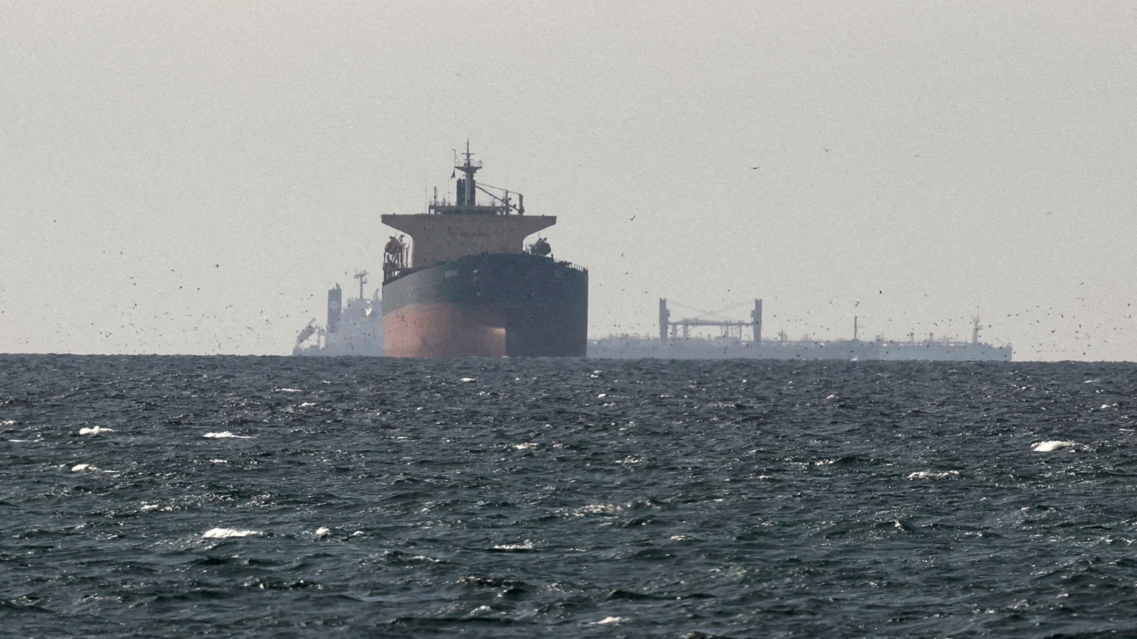Nỗ lực khôi phục hàng hải ở Hormuz gặp thử thách sau vụ tàu hàng bị tấn công
